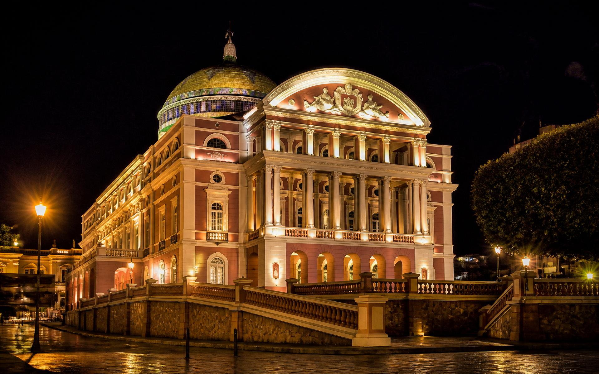 Teatro Amazonas iluminado